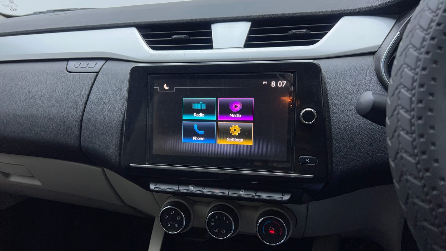 Used 2022 Renault Triber RXZ EASY-R AMT Petrol Automatic top_features Touch screen infotainment system