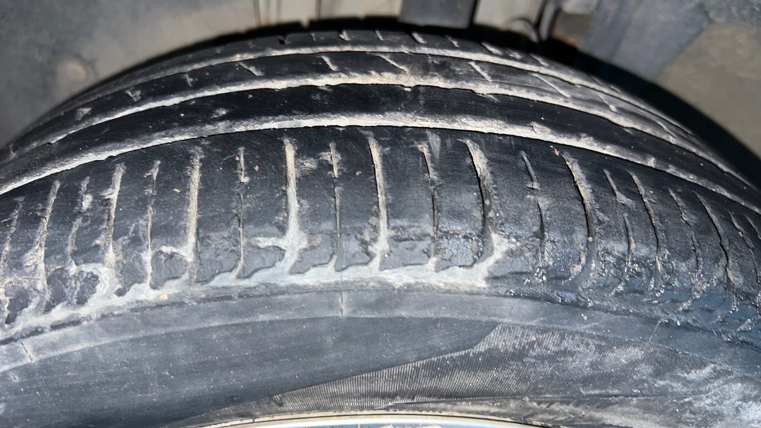 Used 2022 Renault Triber RXZ EASY-R AMT Petrol Automatic tyres LEFT FRONT TYRE TREAD VIEW