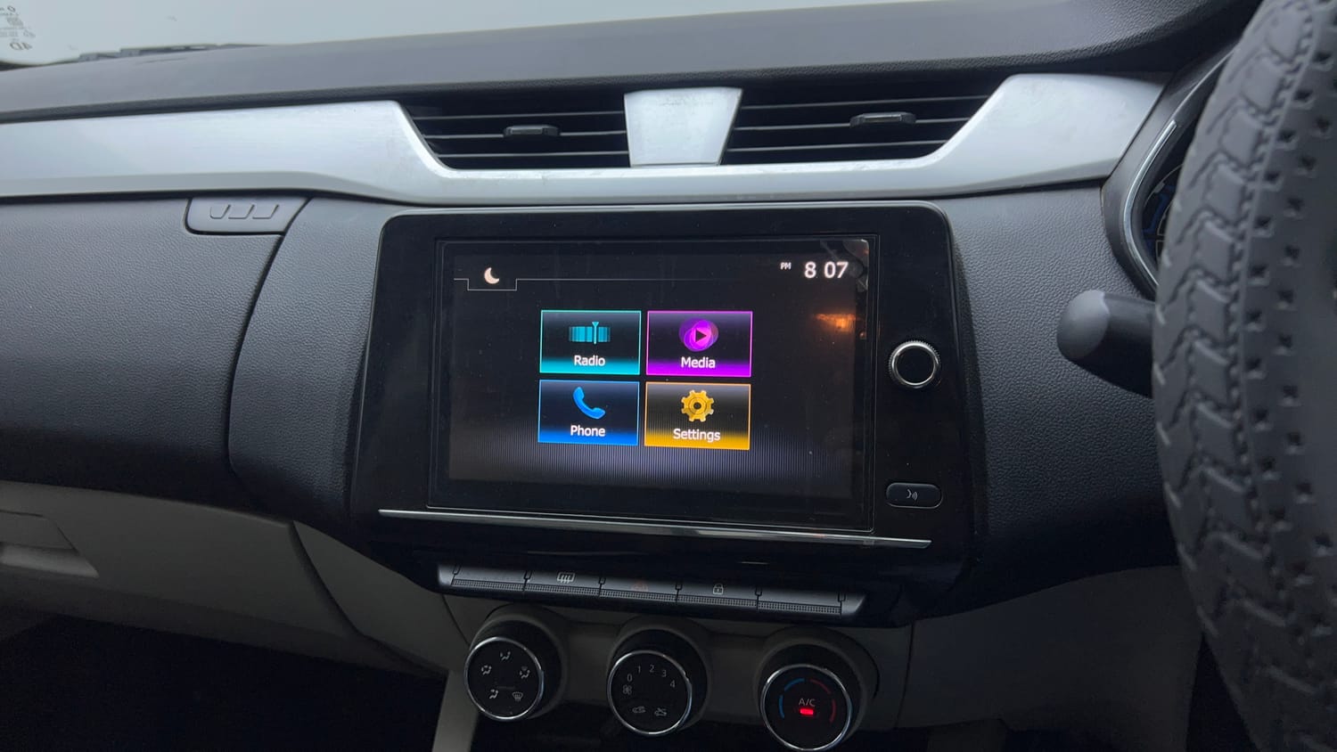 Used 2022 Renault Triber RXZ EASY-R AMT Petrol Automatic top_features Integrated (in-dash) music system