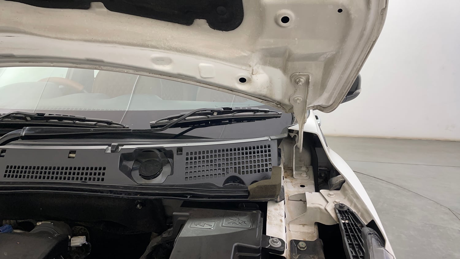 Used 2023 Nissan Magnite XV Premium Turbo CVT Petrol Automatic engine ENGINE LEFT SIDE HINGE & APRON VIEW