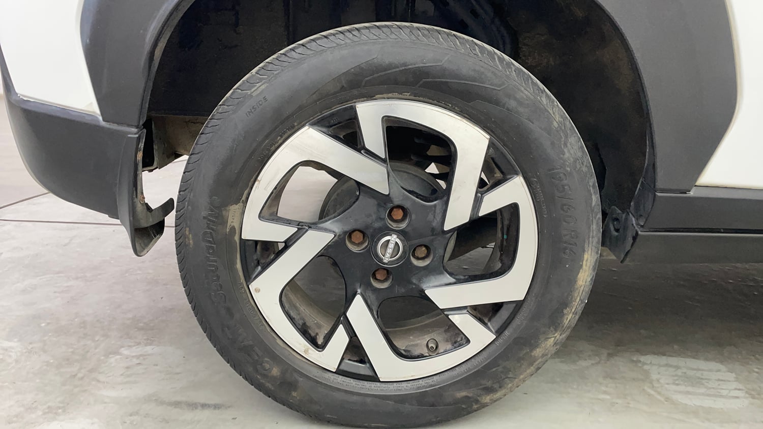 Used 2023 Nissan Magnite XV Premium Turbo CVT Petrol Automatic tyres RIGHT REAR TYRE RIM VIEW