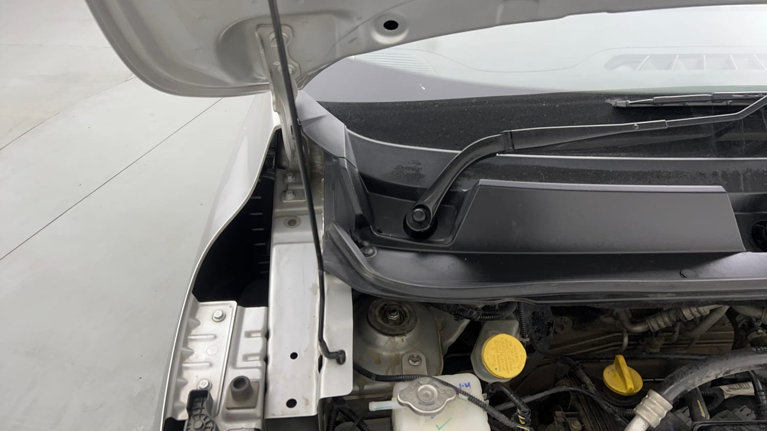 Used 2022 Renault Triber RXZ EASY-R AMT Petrol Automatic engine ENGINE RIGHT SIDE HINGE & APRON VIEW