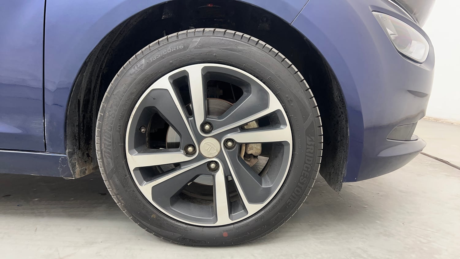 Used 2023 Tata Altroz XZ Plus (S) Diesel Diesel Manual tyres RIGHT FRONT TYRE RIM VIEW