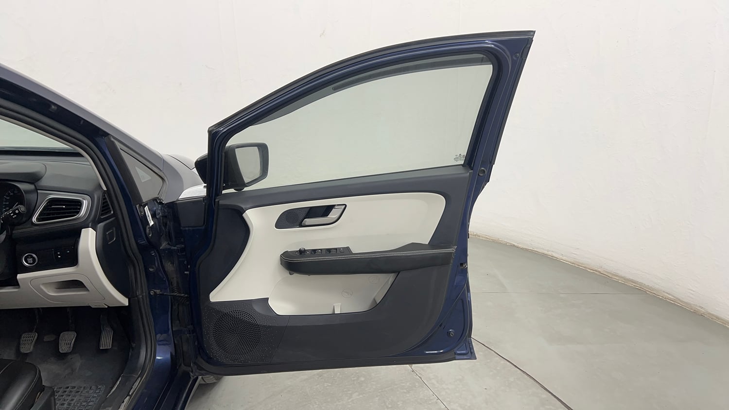 Used 2023 Tata Altroz XZ Plus (S) Diesel Diesel Manual interior RIGHT FRONT DOOR OPEN VIEW