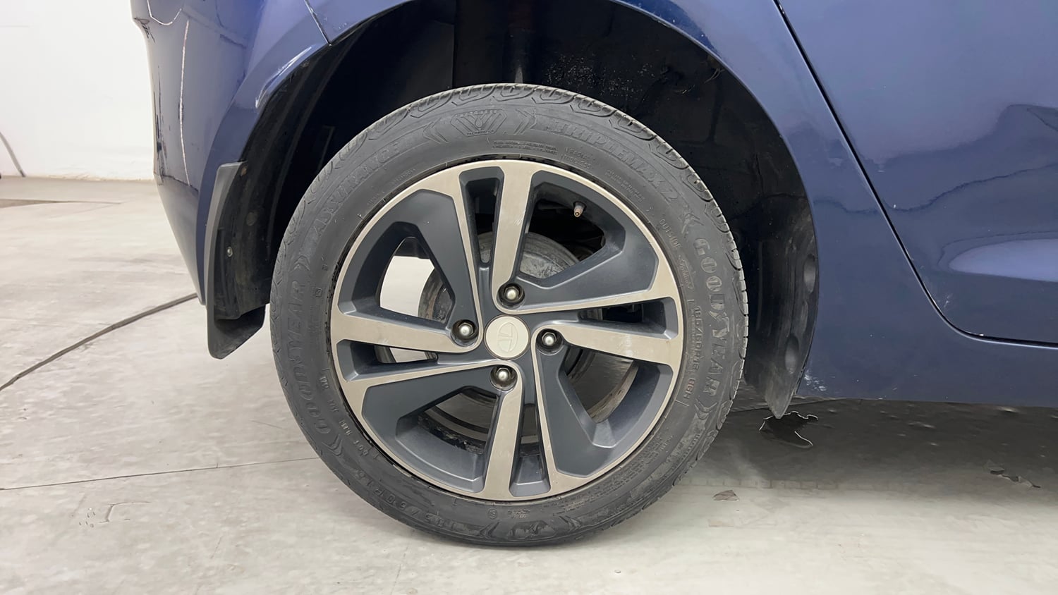 Used 2023 Tata Altroz XZ Plus (S) Diesel Diesel Manual tyres RIGHT REAR TYRE RIM VIEW