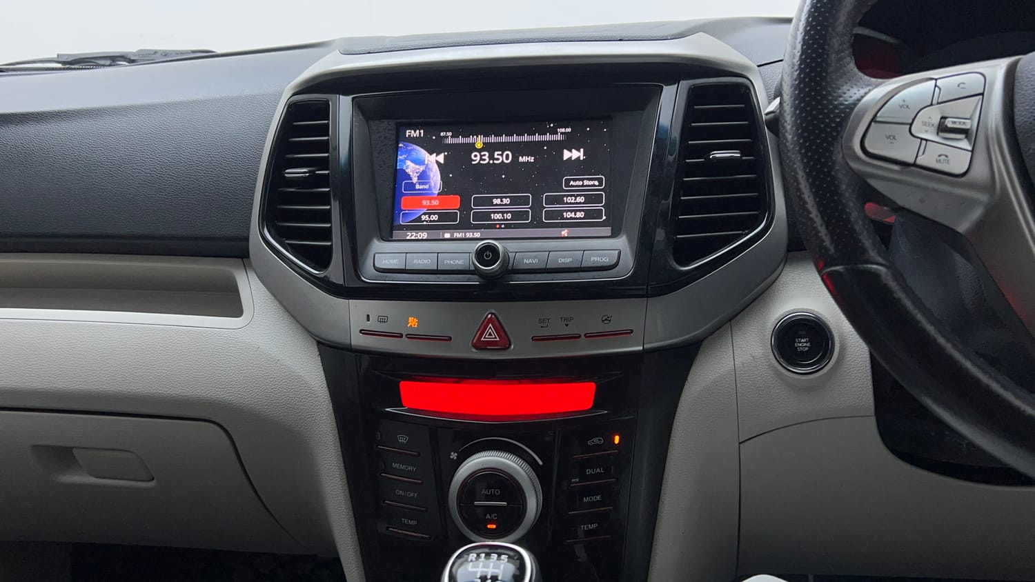2022 Mahindra XUV 300 W8 (O) 1.5 Diesel-13