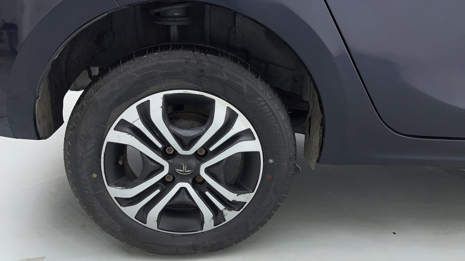 Used 2022 Tata Tigor XZ Plus CNG Cng Manual tyres RIGHT REAR TYRE RIM VIEW