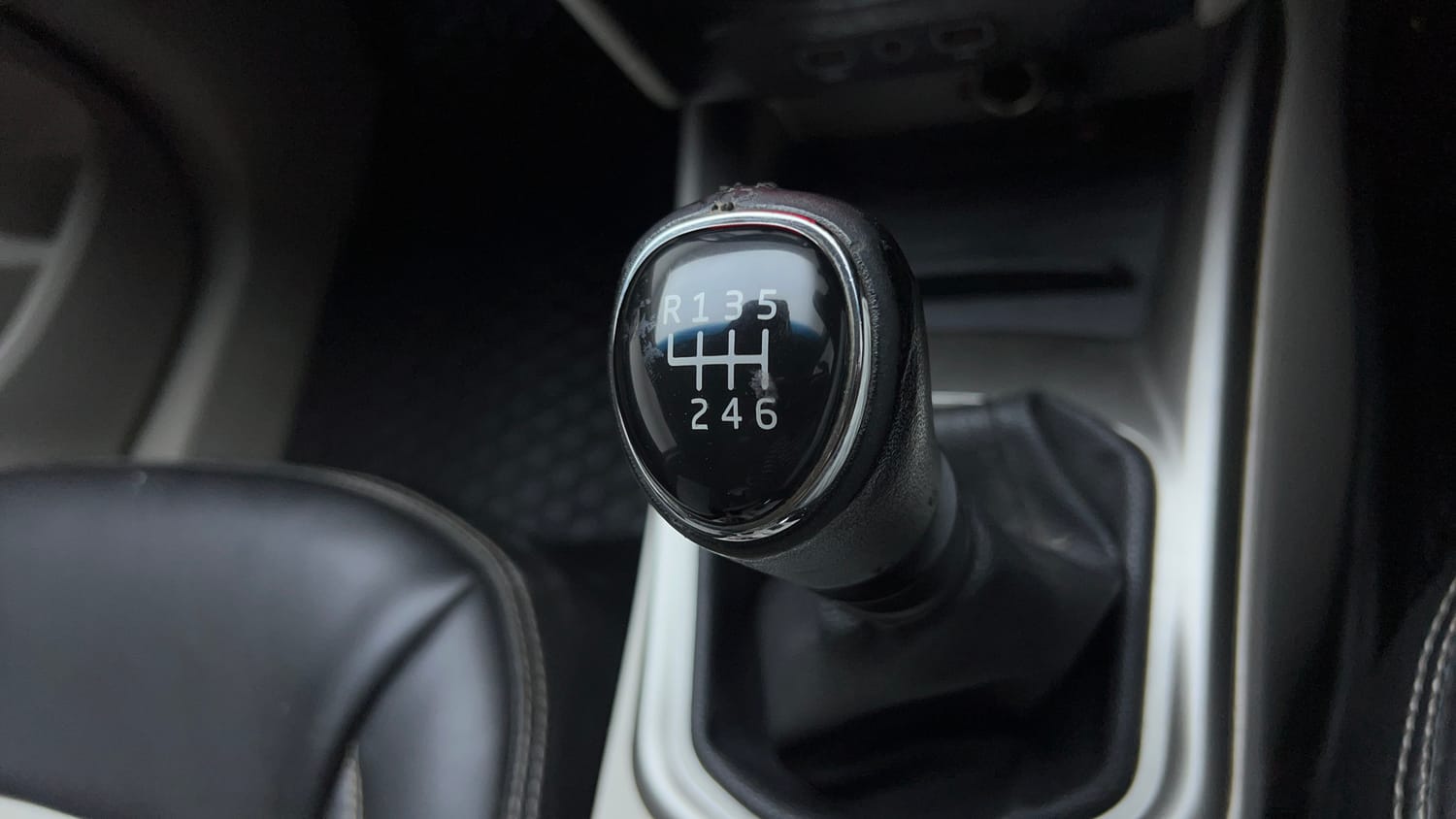 2022 Mahindra XUV 300 W8 (O) 1.5 Diesel-16