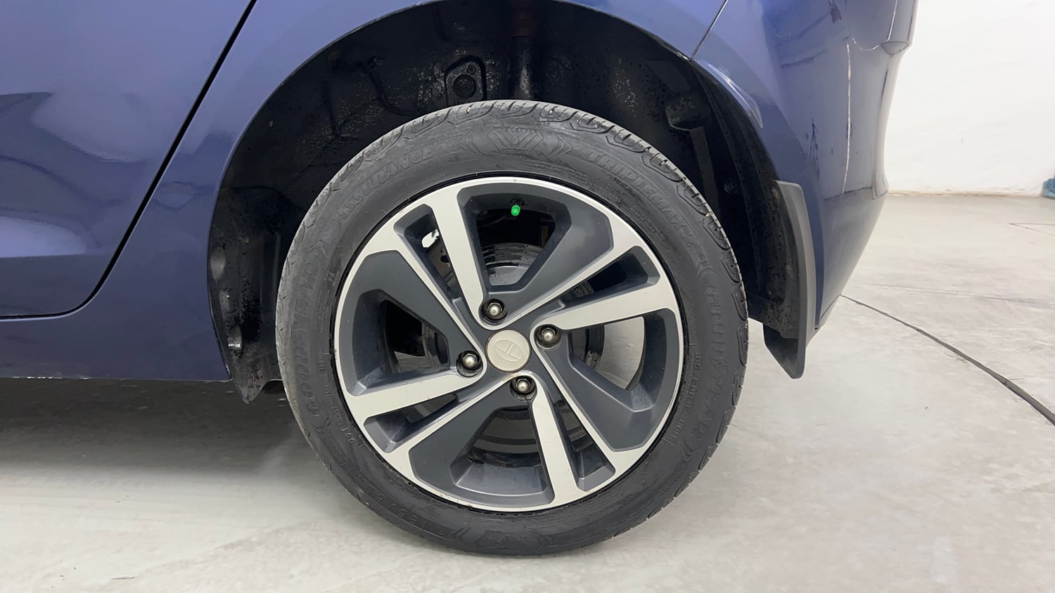Used 2023 Tata Altroz XZ Plus (S) Diesel Diesel Manual tyres LEFT REAR TYRE RIM VIEW