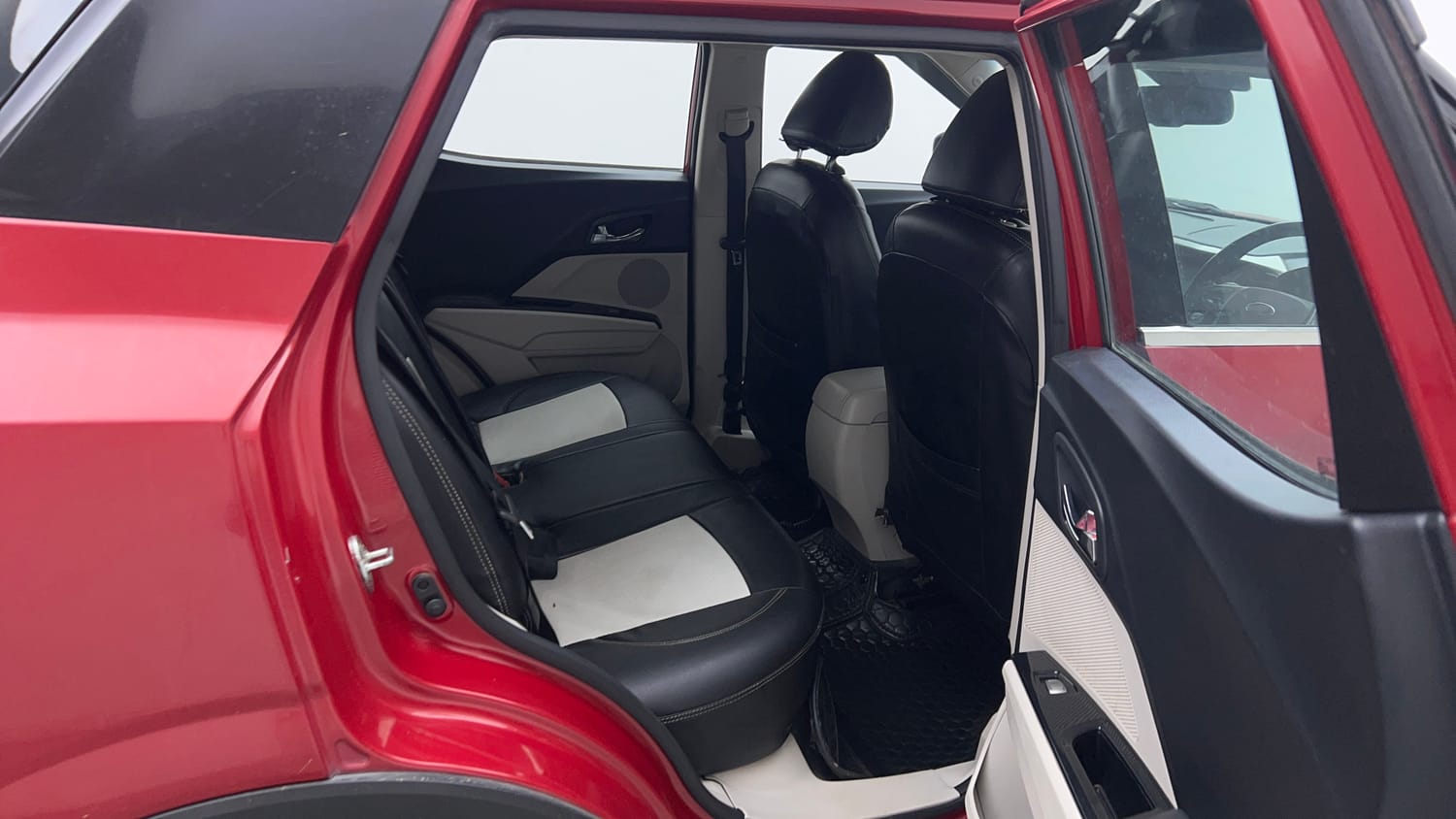2022 Mahindra XUV 300 W8 (O) 1.5 Diesel-18