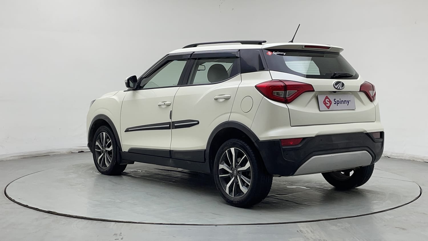 2021 Mahindra XUV 300 W8 (O) 1.5 Diesel AMT-2