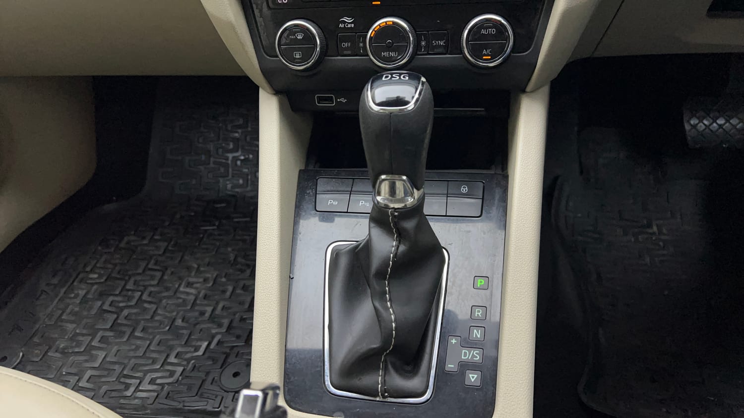 Used 2018 Skoda Octavia 1.8 TSI L&K Petrol Automatic interior GEAR  KNOB VIEW