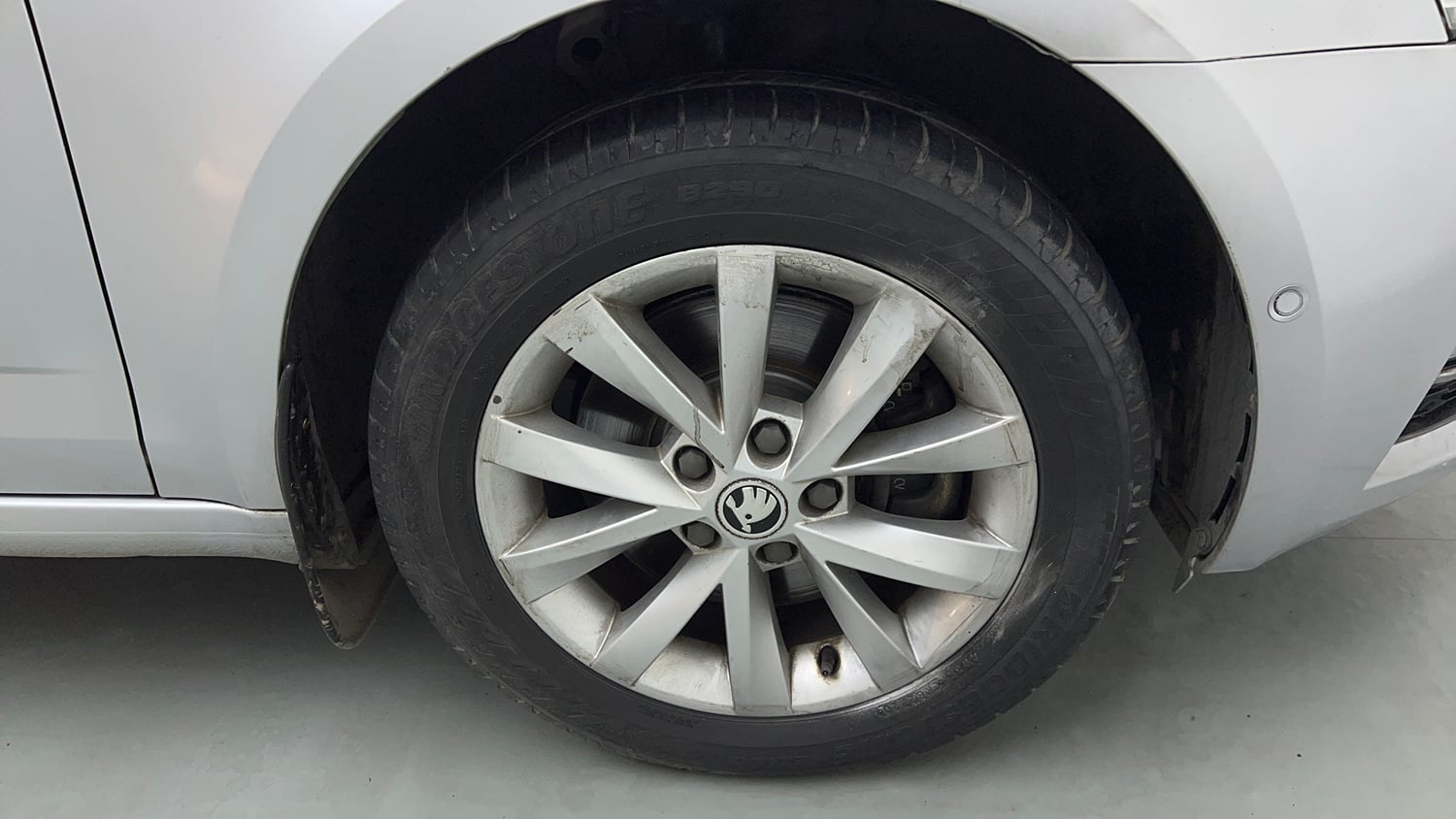Used 2018 Skoda Octavia 1.8 TSI L&K Petrol Automatic tyres RIGHT FRONT TYRE RIM VIEW