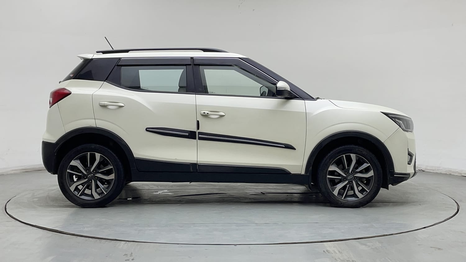2021 Mahindra XUV 300 W8 (O) 1.5 Diesel AMT-5