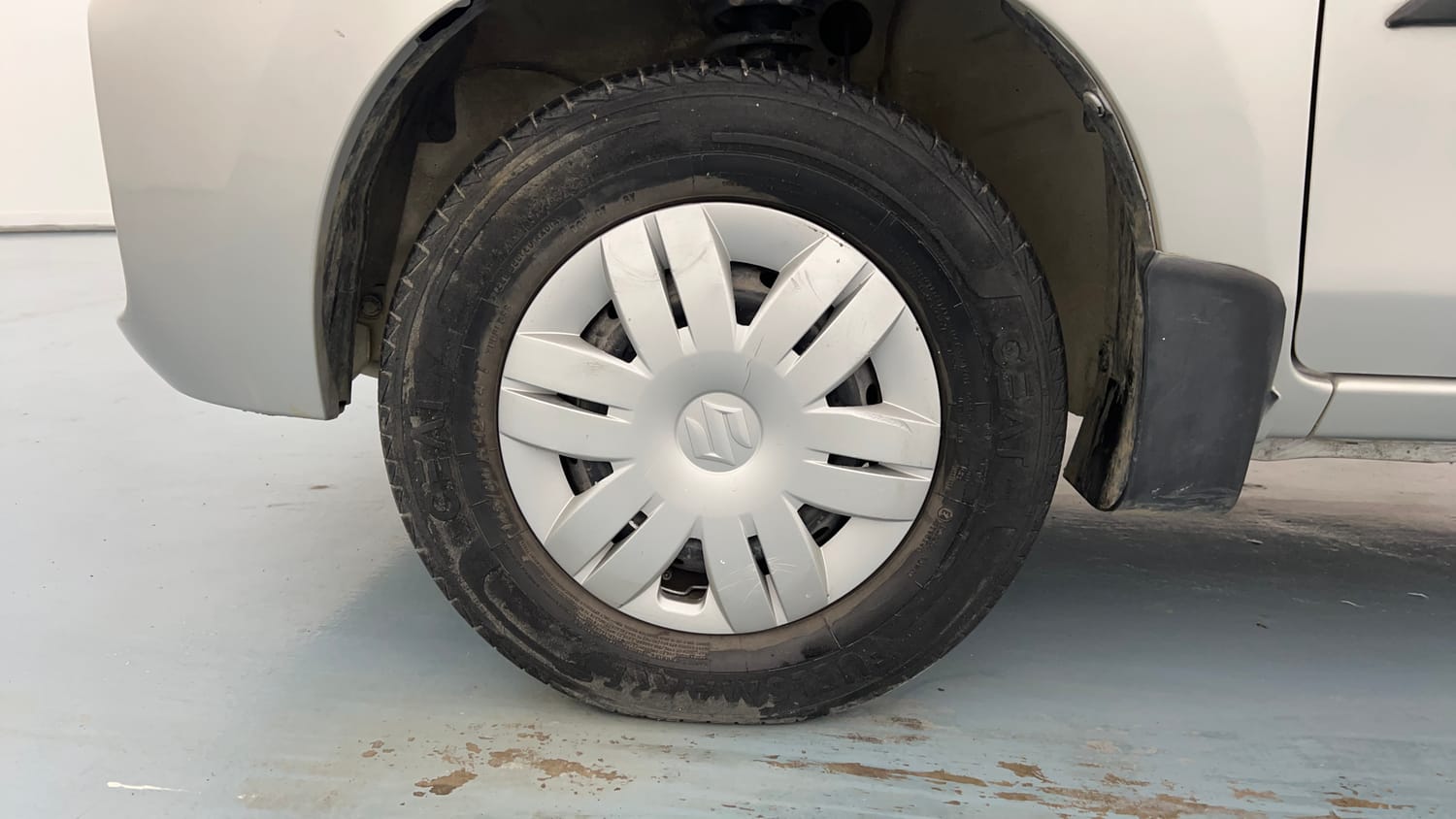 Used 2021 Maruti Suzuki Alto 800 VXi Petrol Manual tyres LEFT FRONT TYRE RIM VIEW