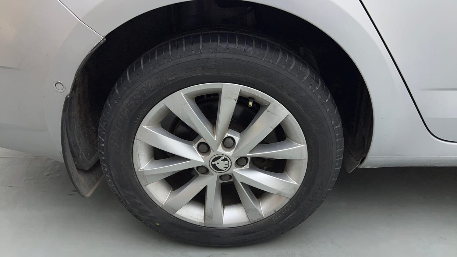 Used 2018 Skoda Octavia 1.8 TSI L&K Petrol Automatic tyres RIGHT REAR TYRE RIM VIEW