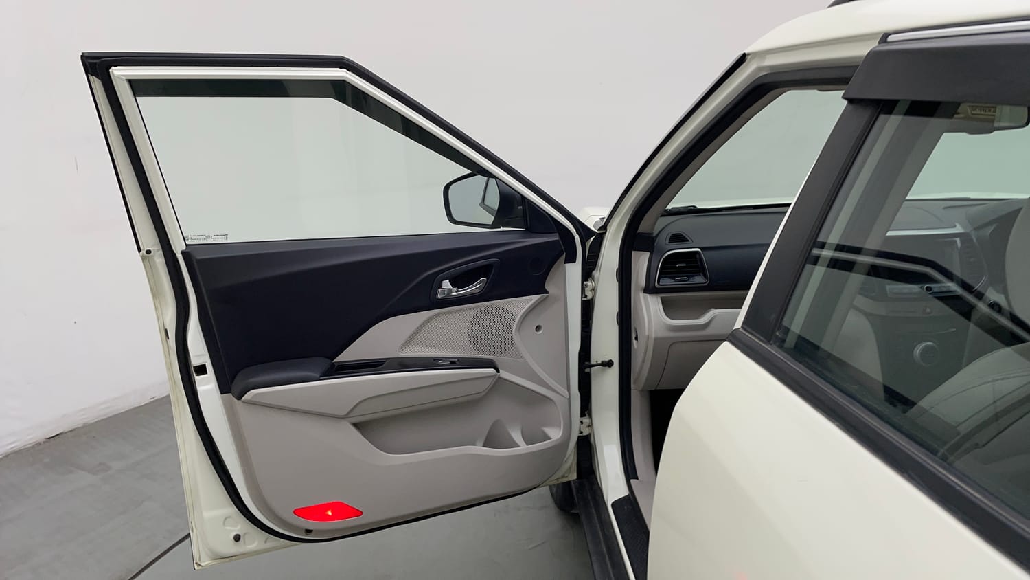 2021 Mahindra XUV 300 W8 (O) 1.5 Diesel AMT-21