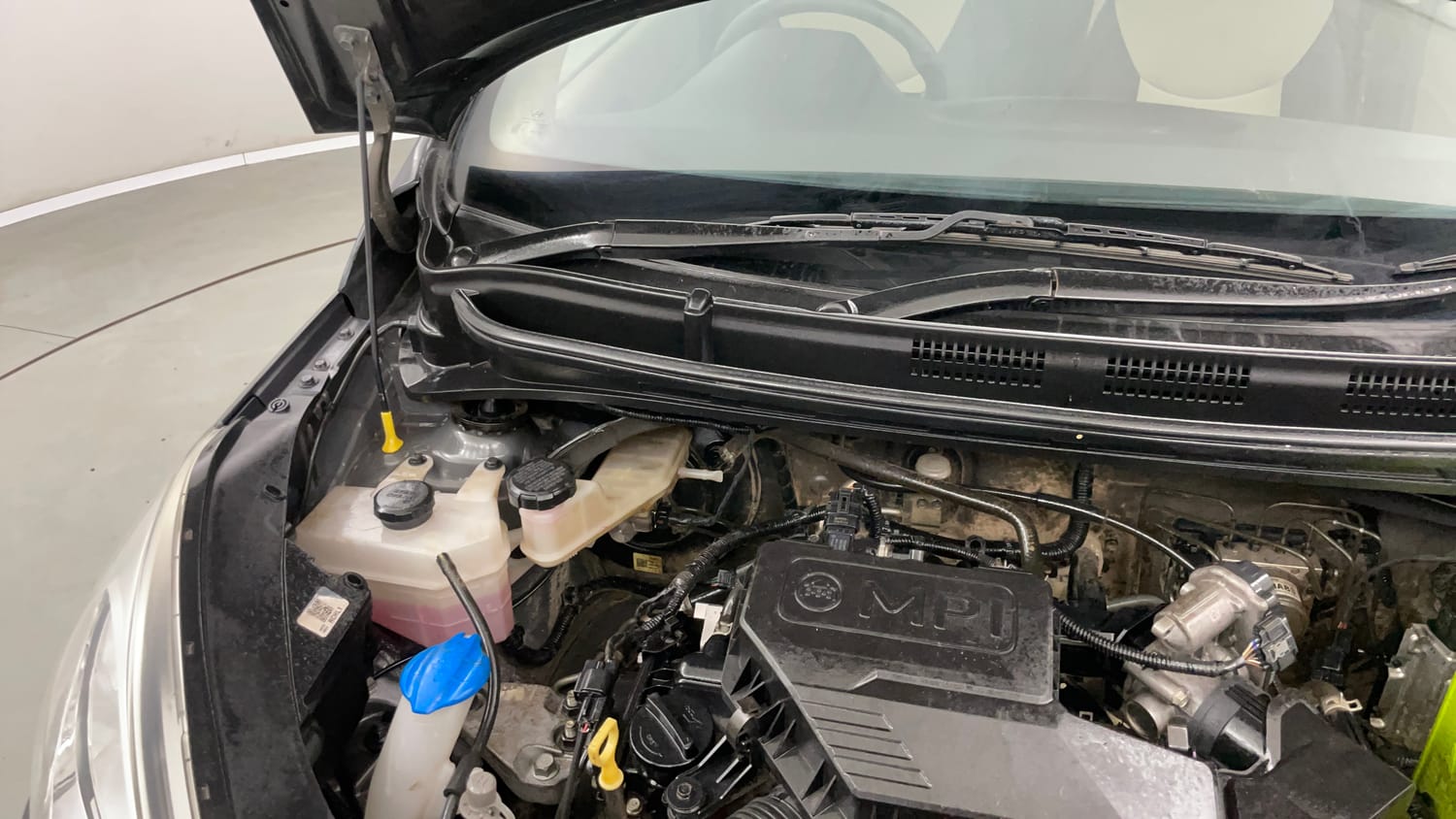 Used 2021 Hyundai Santro Sportz Petrol Manual engine ENGINE RIGHT SIDE HINGE & APRON VIEW