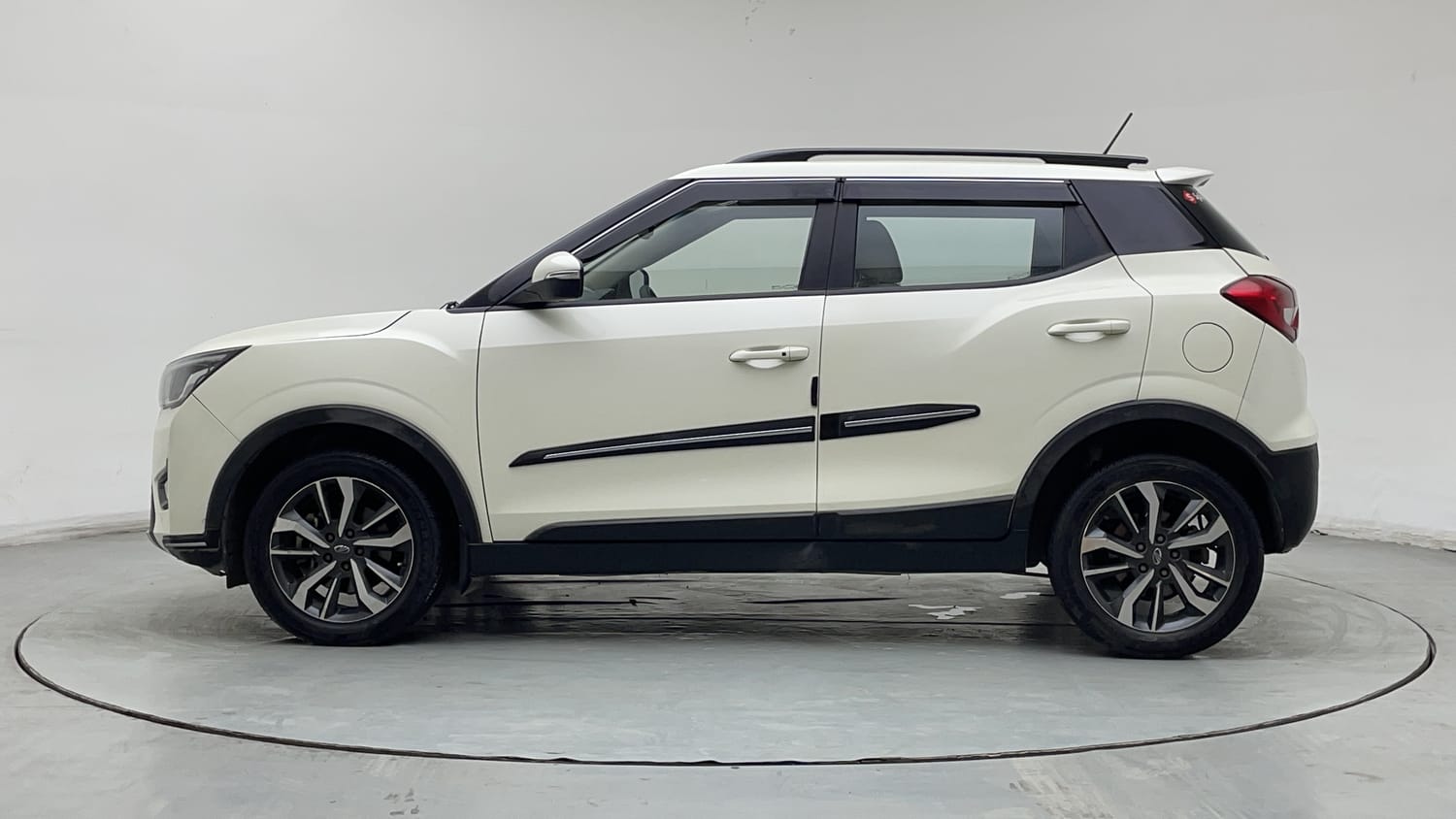 2021 Mahindra XUV 300 W8 (O) 1.5 Diesel AMT-1