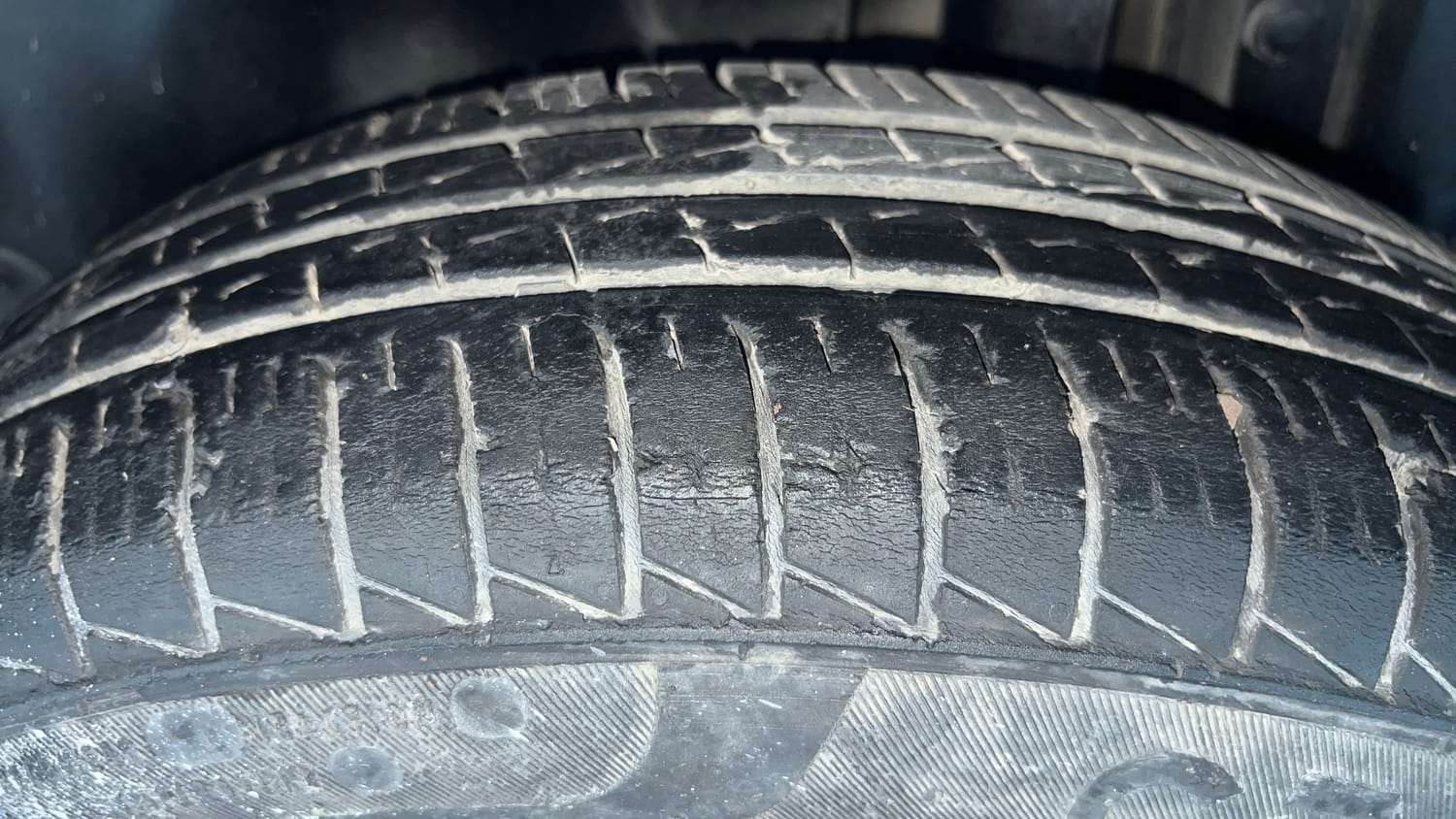Used 2016 Maruti Suzuki Swift VXi Petrol Manual tyres LEFT REAR TYRE TREAD VIEW