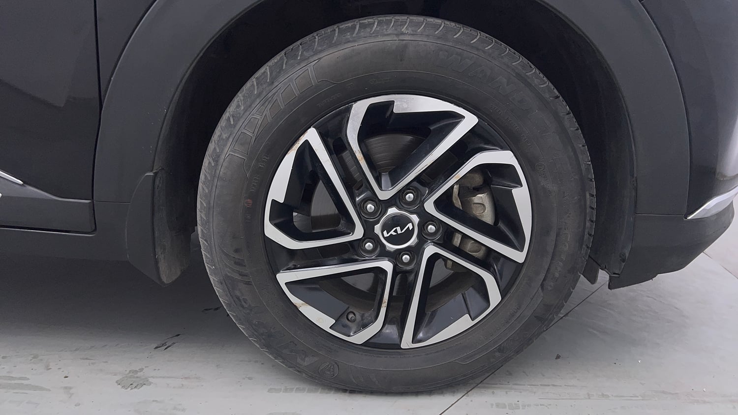 Used 2022 Kia Carens Luxury Plus 1.5 Diesel AT 7 STR Diesel Automatic tyres RIGHT FRONT TYRE RIM VIEW