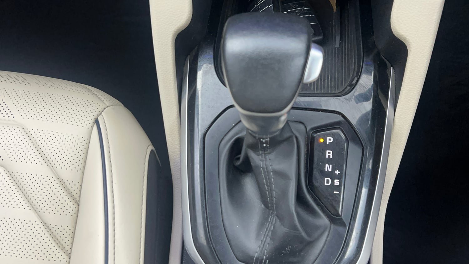 Used 2022 Kia Carens Luxury Plus 1.5 Diesel AT 7 STR Diesel Automatic interior GEAR  KNOB VIEW