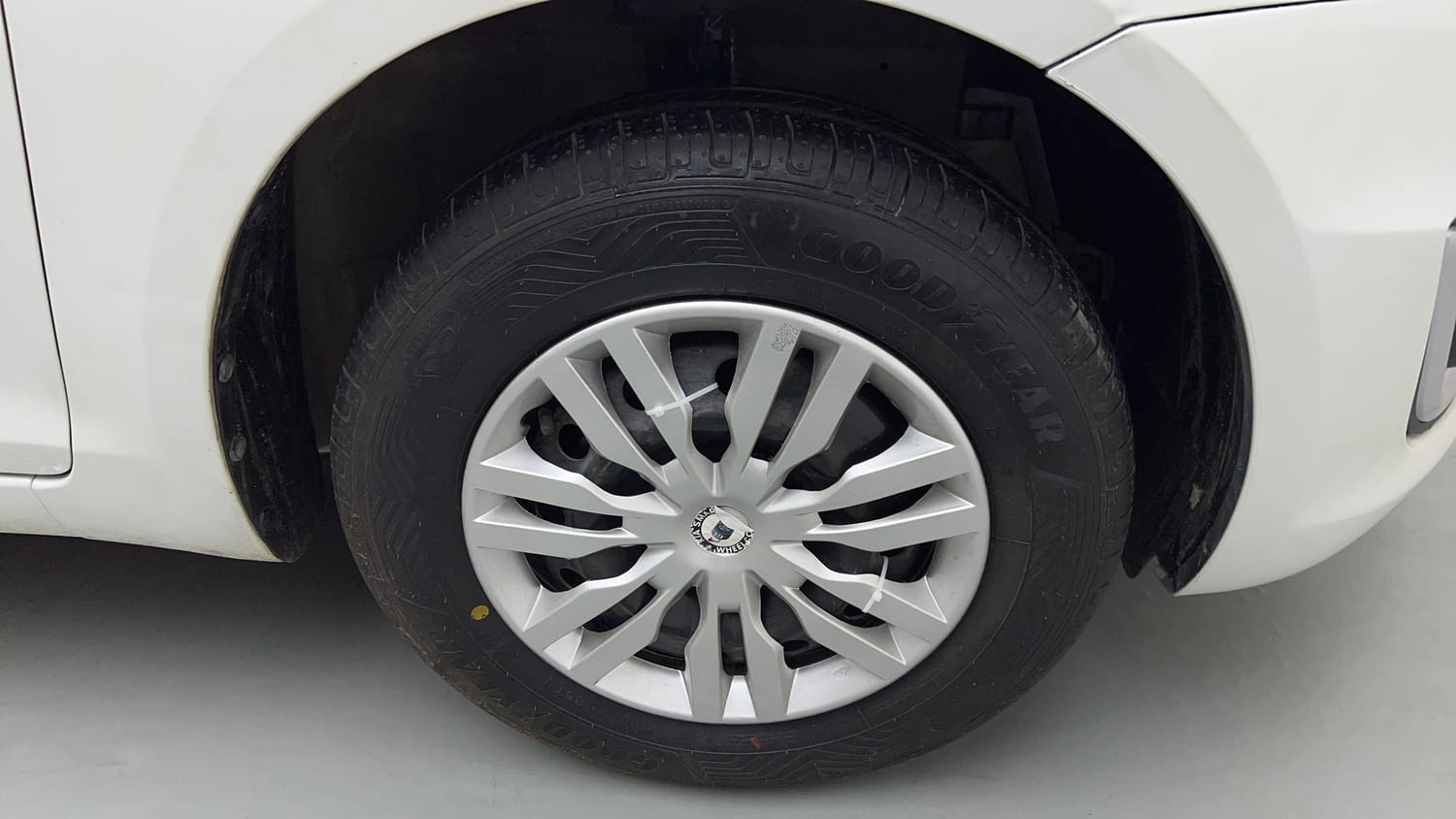 Used 2016 Maruti Suzuki Swift VXi Petrol Manual tyres RIGHT FRONT TYRE RIM VIEW