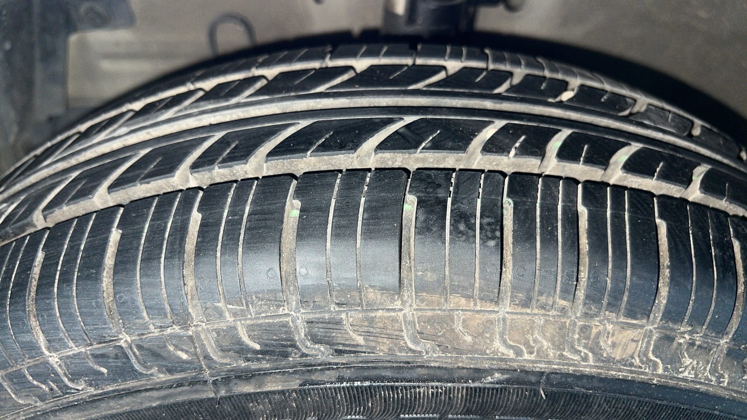 Used 2016 Maruti Suzuki Swift VXi Petrol Manual tyres LEFT FRONT TYRE TREAD VIEW