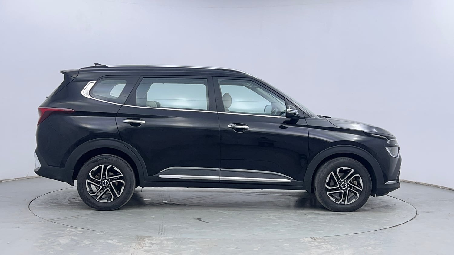 Used 2022 Kia Carens Luxury Plus 1.5 Diesel AT 7 STR Diesel Automatic exterior RIGHT SIDE VIEW