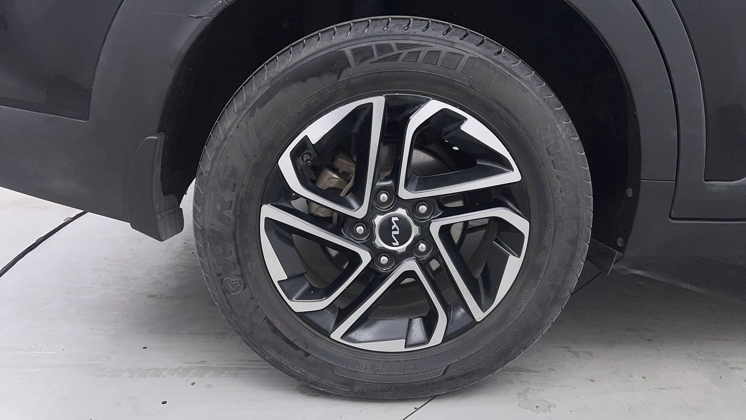 Used 2022 Kia Carens Luxury Plus 1.5 Diesel AT 7 STR Diesel Automatic tyres RIGHT REAR TYRE RIM VIEW