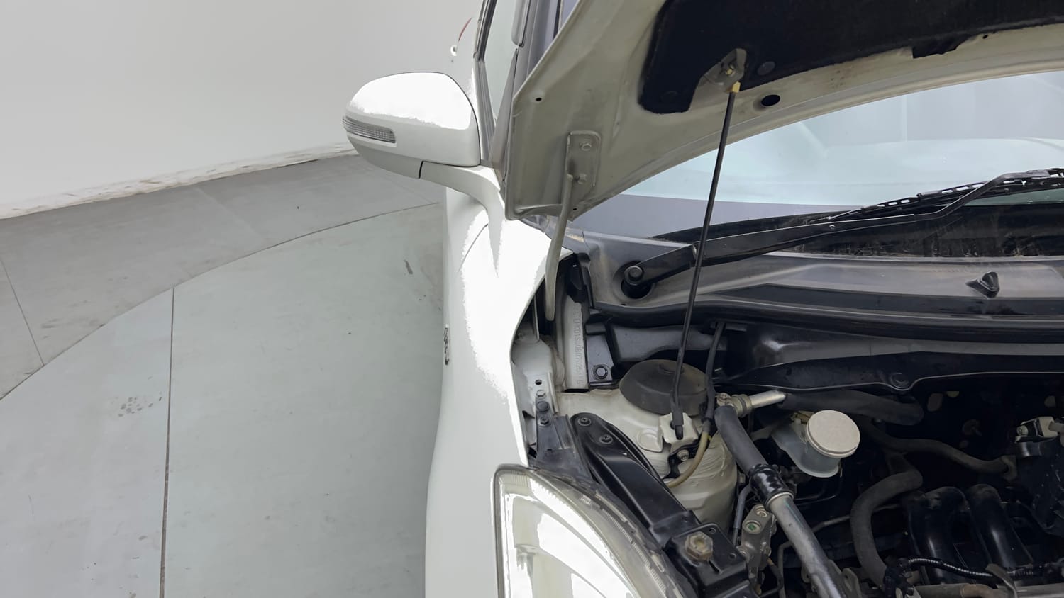 Used 2016 Maruti Suzuki Swift VXi Petrol Manual engine ENGINE RIGHT SIDE HINGE & APRON VIEW