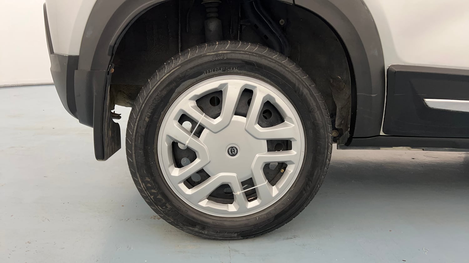 Used 2022 Renault Kiger RXE MT Petrol Manual tyres RIGHT REAR TYRE RIM VIEW