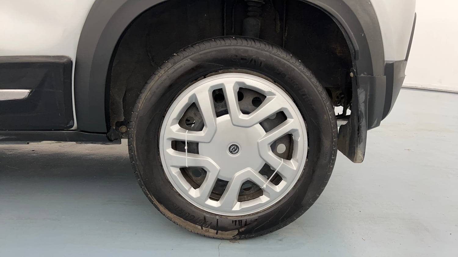 Used 2022 Renault Kiger RXE MT Petrol Manual tyres LEFT REAR TYRE RIM VIEW