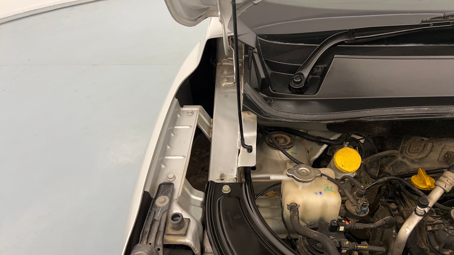 Used 2022 Renault Kiger RXE MT Petrol Manual engine ENGINE RIGHT SIDE HINGE & APRON VIEW