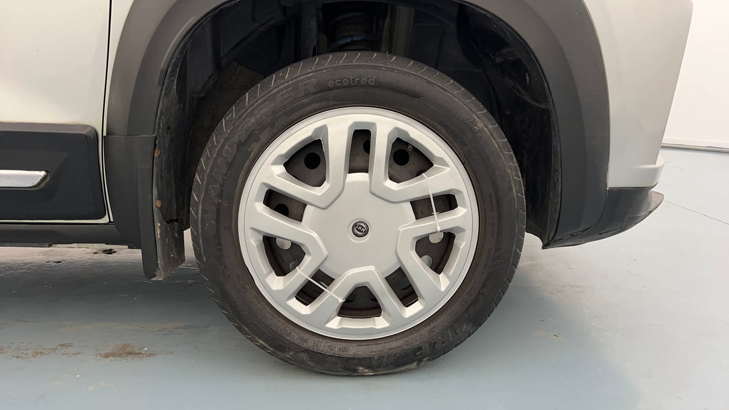 Used 2022 Renault Kiger RXE MT Petrol Manual tyres RIGHT FRONT TYRE RIM VIEW
