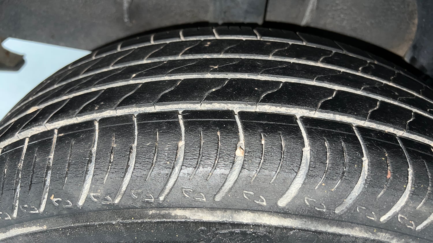 Used 2022 Renault Kiger RXE MT Petrol Manual tyres RIGHT REAR TYRE TREAD VIEW