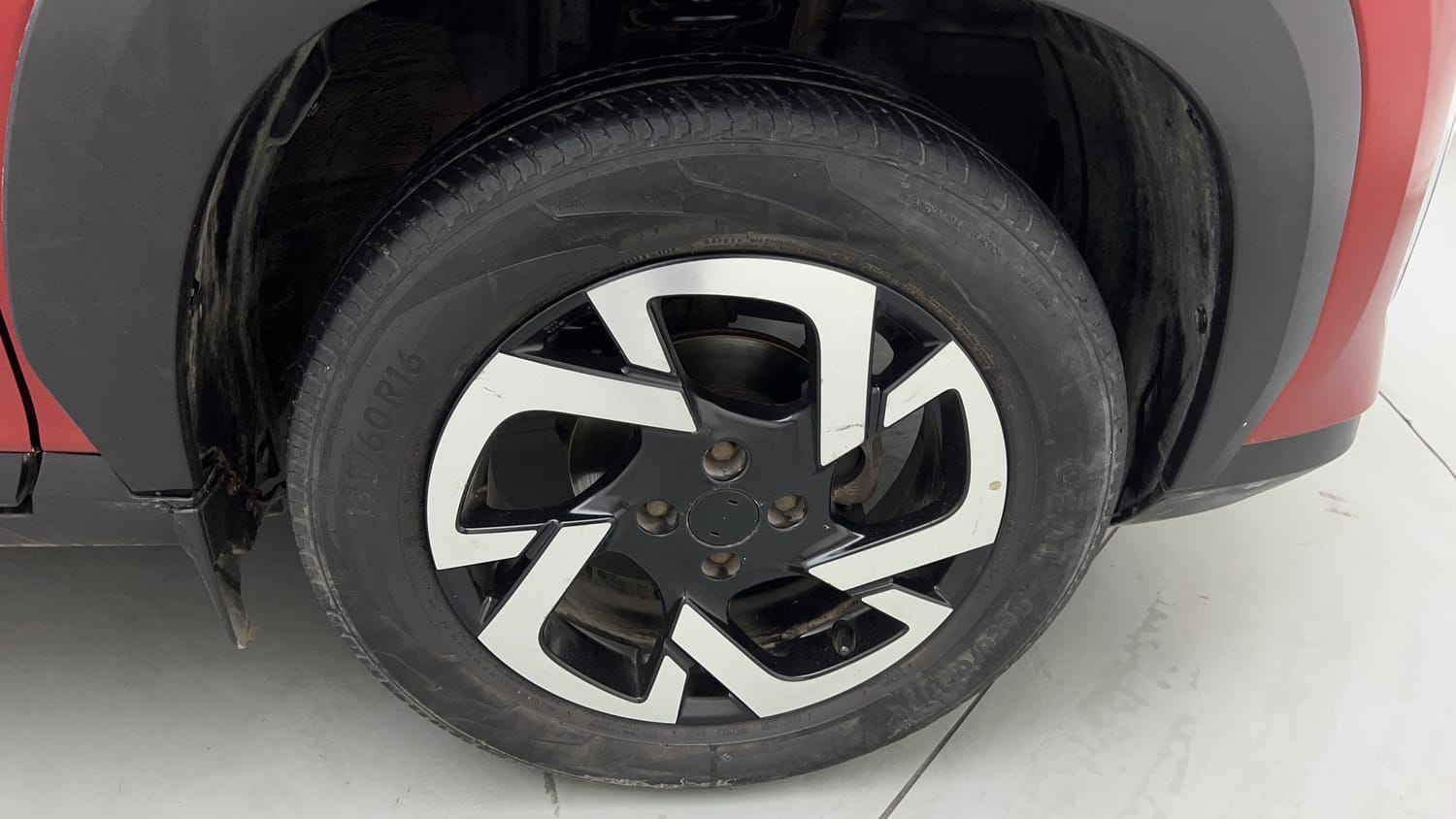 Used 2023 Nissan Magnite XV Dual Tone Petrol Manual tyres RIGHT FRONT TYRE RIM VIEW