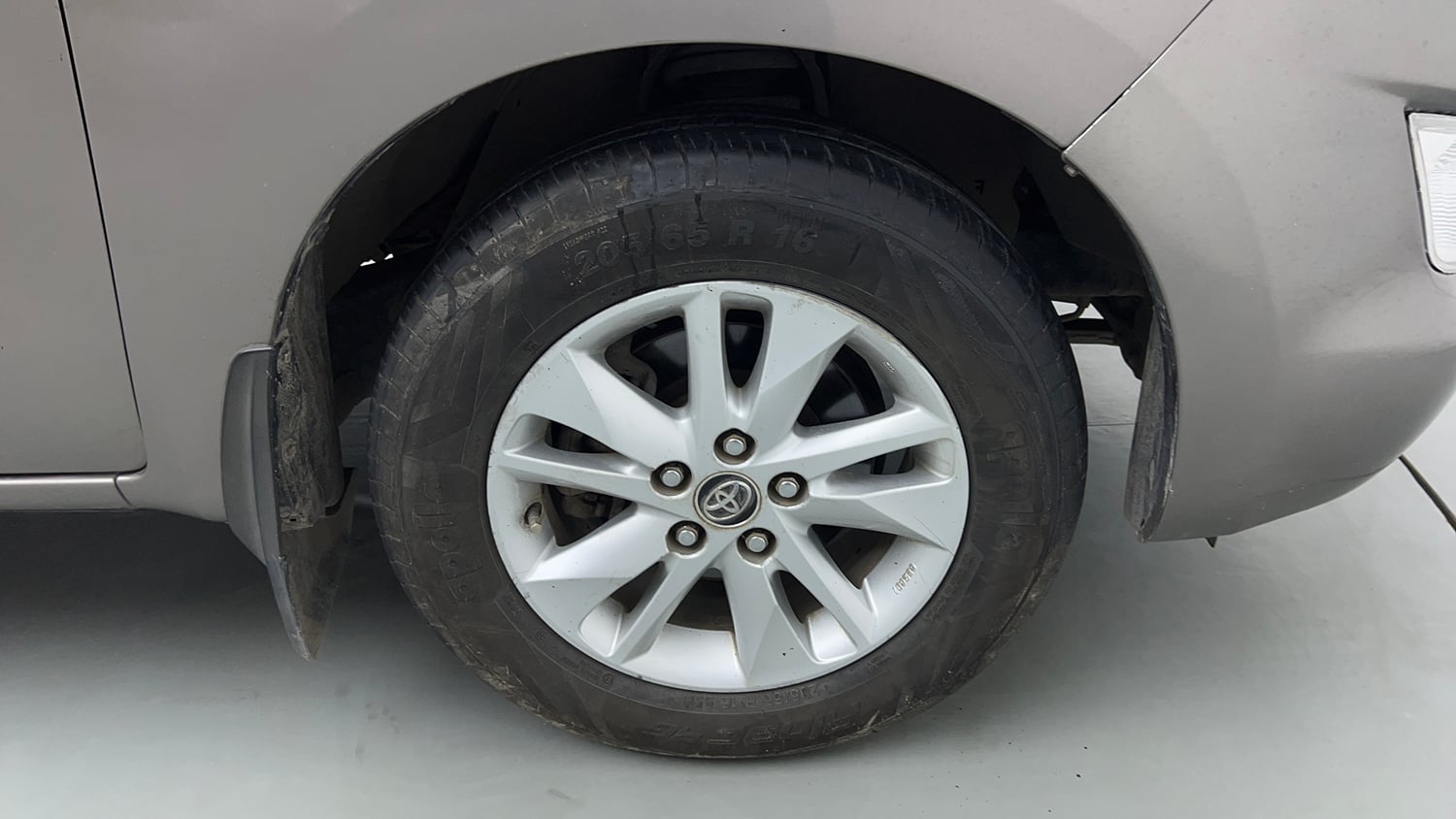 Used 2017 Toyota Innova Crysta 2.4 G 8 STR Diesel Manual tyres RIGHT FRONT TYRE RIM VIEW