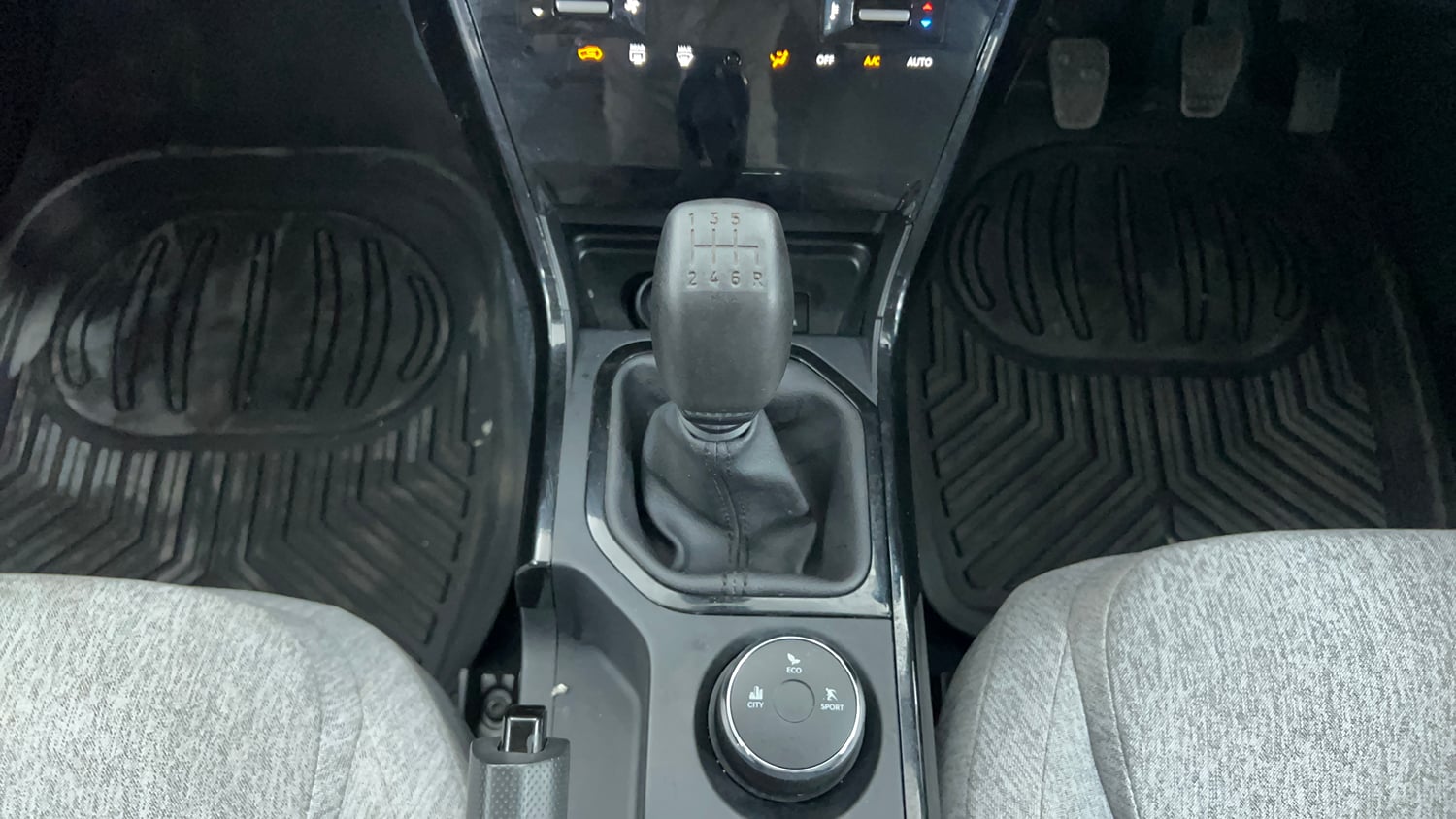 Used 2024 Tata Curvv Creative 1.5 Kryojet Diesel 6MT Diesel Manual interior GEAR  KNOB VIEW