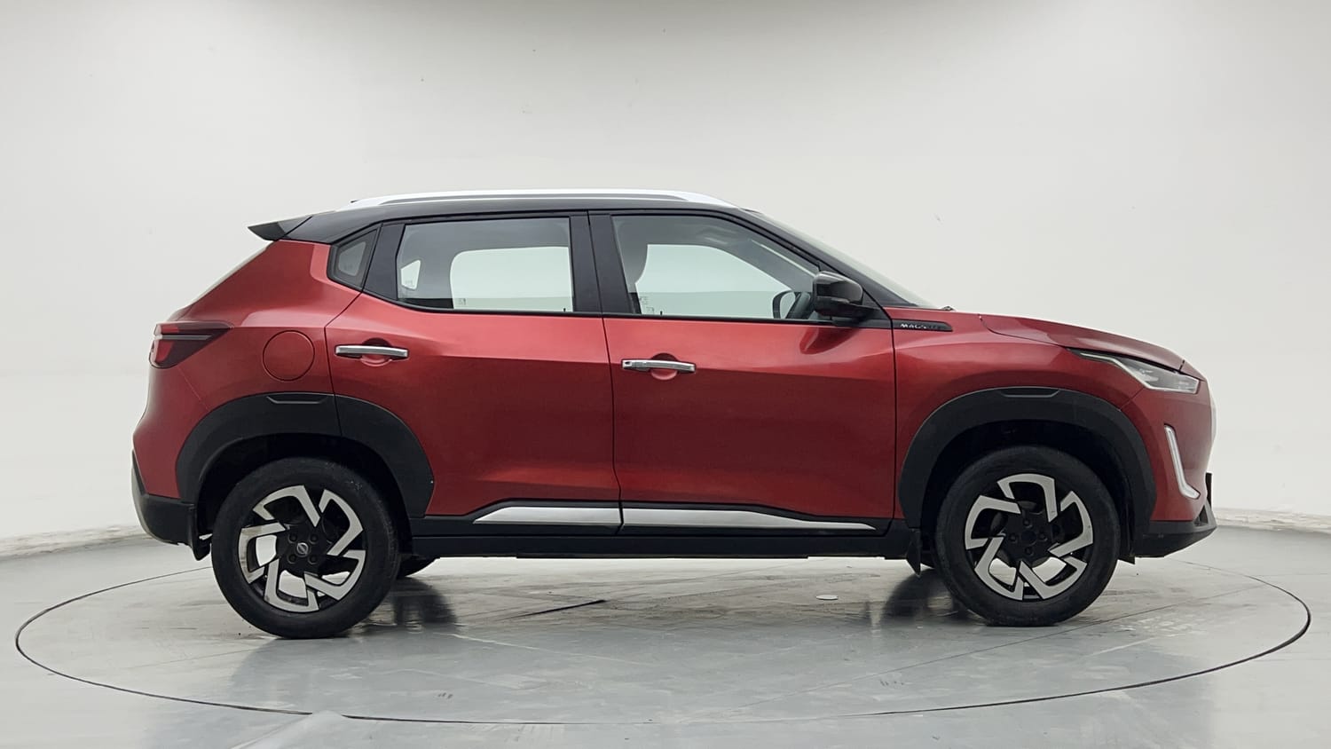 Used 2023 Nissan Magnite XV Dual Tone Petrol Manual exterior RIGHT SIDE VIEW