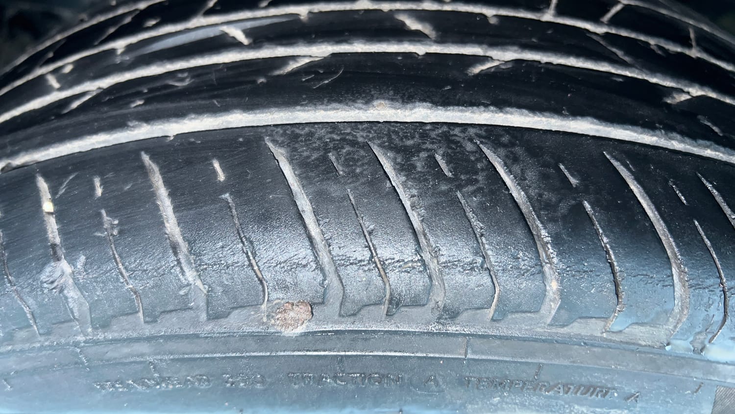 Used 2023 Nissan Magnite XV Dual Tone Petrol Manual tyres LEFT FRONT TYRE TREAD VIEW