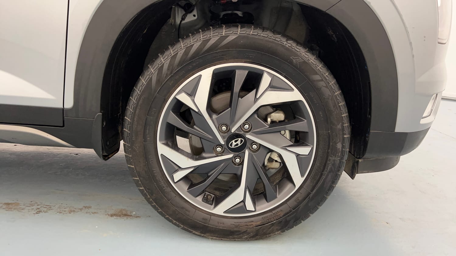 Used 2024 Hyundai Creta SX (O) 1.5 Petrol IVT Petrol Automatic tyres RIGHT FRONT TYRE RIM VIEW