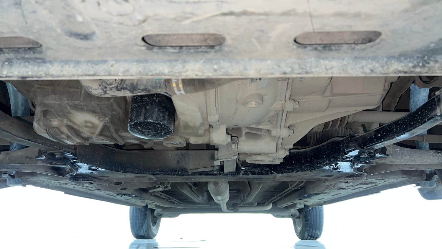 Used 2023 Nissan Magnite XV Dual Tone Petrol Manual extra FRONT LEFT UNDERBODY VIEW