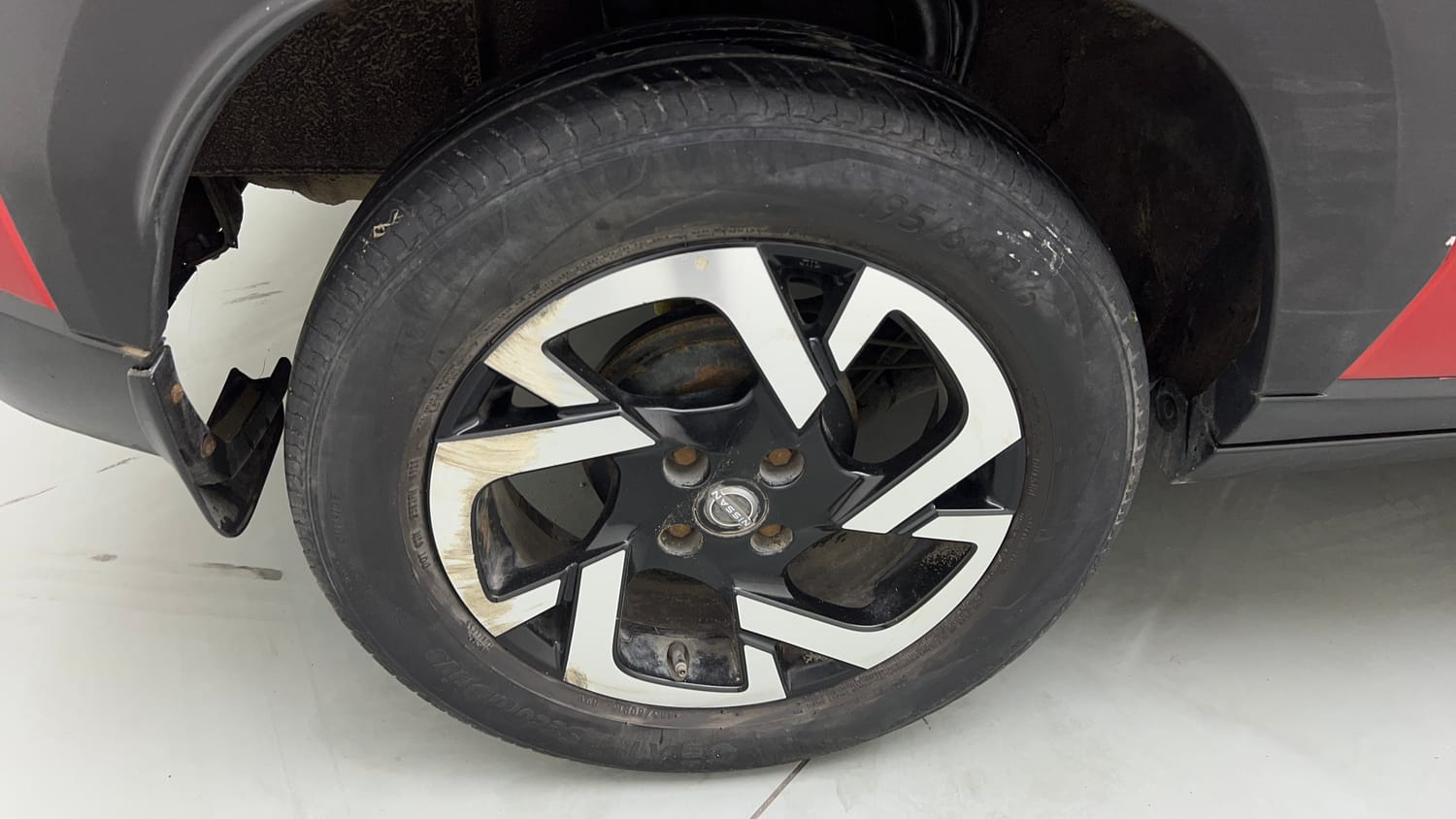Used 2023 Nissan Magnite XV Dual Tone Petrol Manual tyres RIGHT REAR TYRE RIM VIEW
