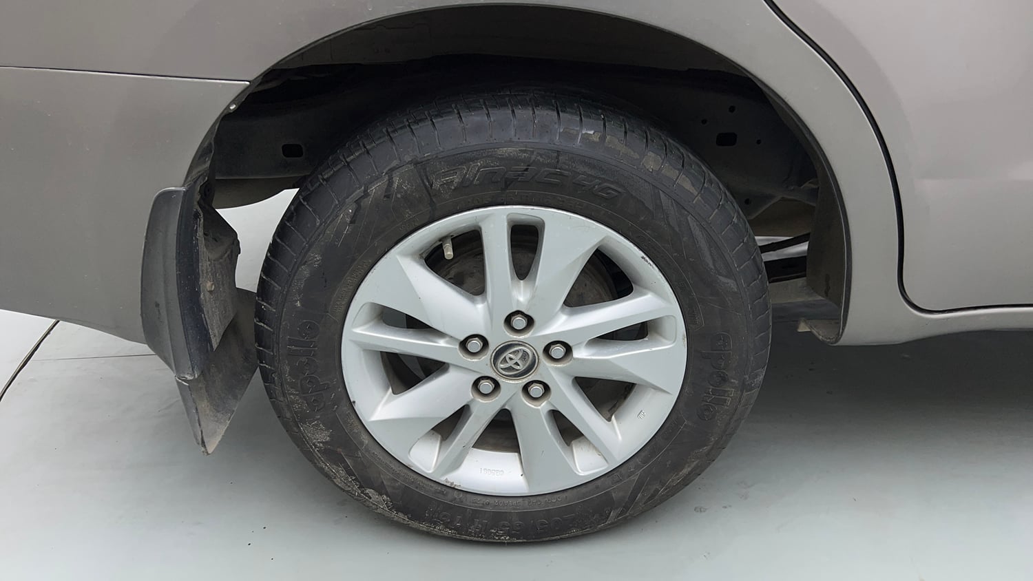 Used 2017 Toyota Innova Crysta 2.4 G 8 STR Diesel Manual tyres RIGHT REAR TYRE RIM VIEW