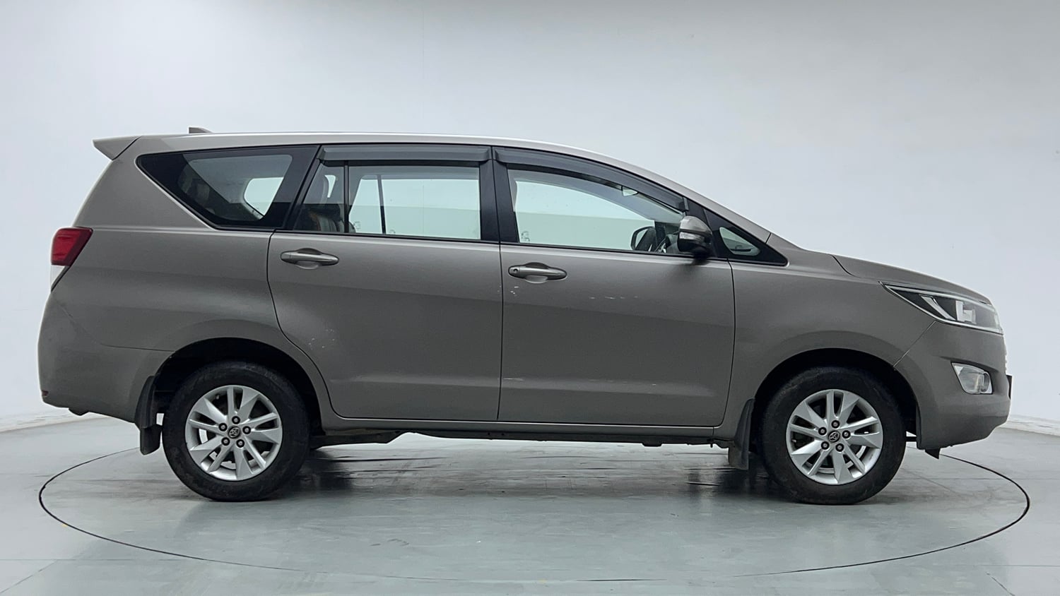 Used 2017 Toyota Innova Crysta 2.4 G 8 STR Diesel Manual exterior RIGHT SIDE VIEW