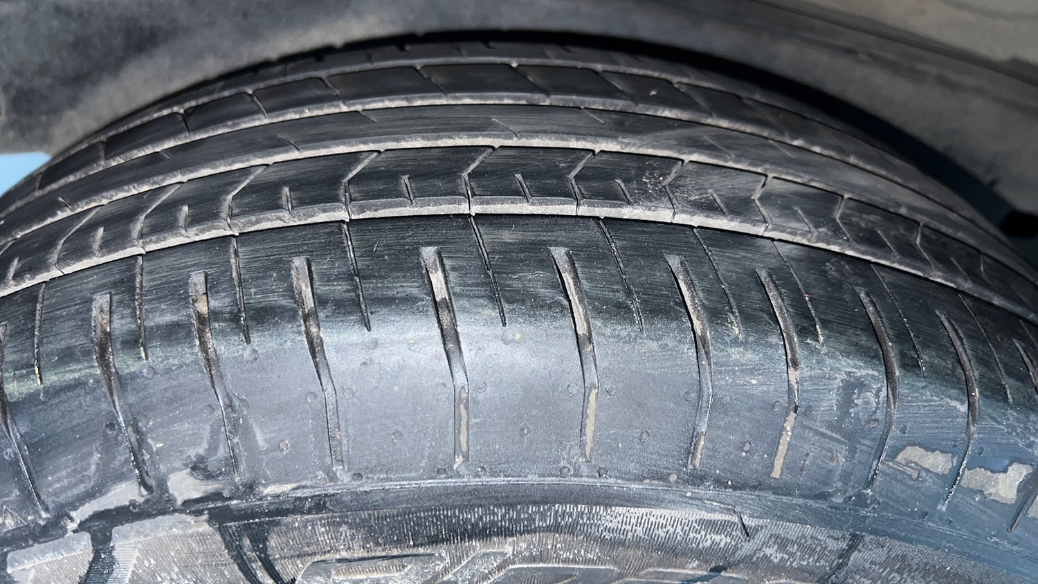 Used 2017 Toyota Innova Crysta 2.4 G 8 STR Diesel Manual tyres RIGHT REAR TYRE TREAD VIEW