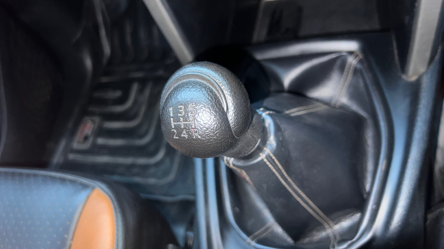 Used 2017 Toyota Innova Crysta 2.4 G 8 STR Diesel Manual interior GEAR  KNOB VIEW
