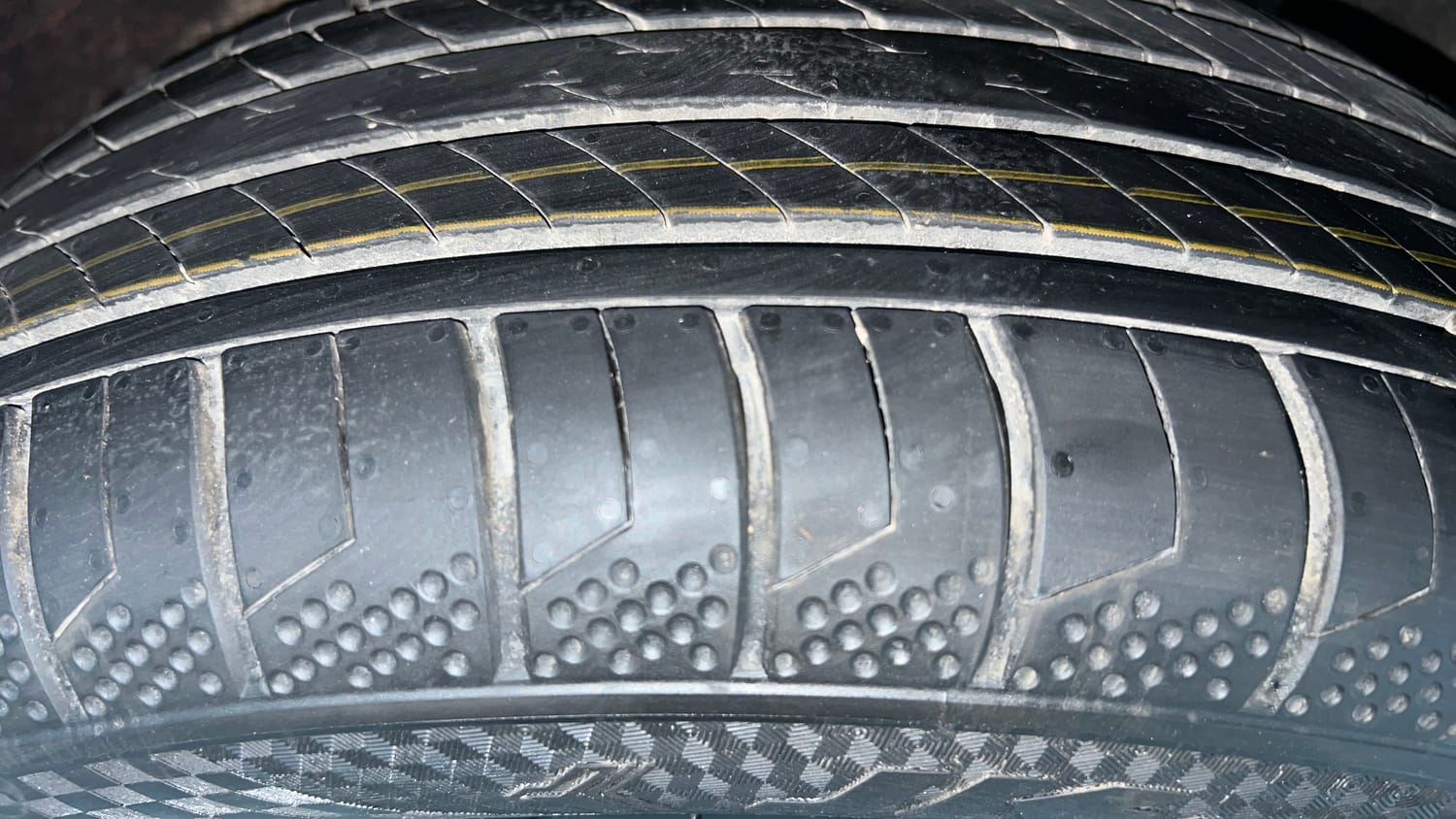 Used 2023 Nissan Magnite XV Dual Tone Petrol Manual tyres LEFT REAR TYRE TREAD VIEW