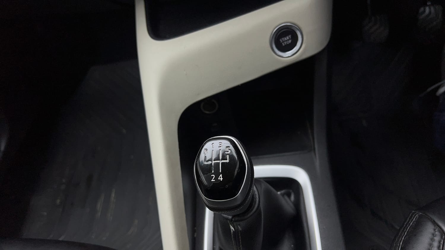 Used 2023 Nissan Magnite XV Dual Tone Petrol Manual interior GEAR  KNOB VIEW